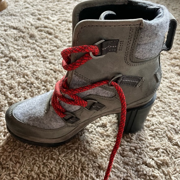 Women’s size 6 Sorel snow boots. Near new. Worn 3 times. - Picture 6 of 7